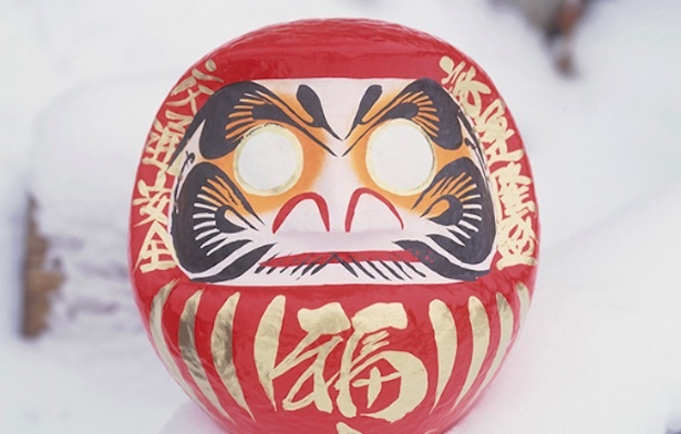 【写真を見る】顔に日本の吉祥である鶴と亀が描かれた「高崎だるま」