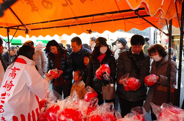 高崎駅西口駅前通りで開催された「高崎だるま市」(※写真は2017年度のもの)