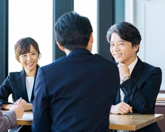 【ビジネスマナー】新社会人必見！会議やタクシーでどこに座ればいいがすぐジャッジできる？「上座・下座」の基本をチェックしよう