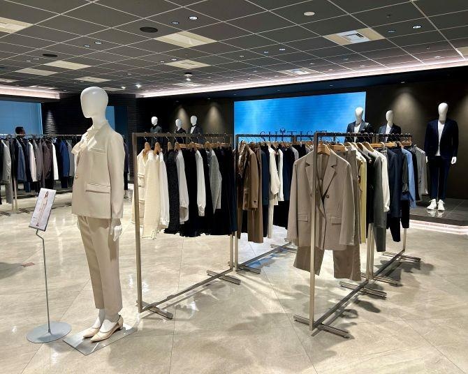 タカキューが2026SSコレクション展示会を開催。オフィスカジュアル強化やセットアップを軸に商品展開