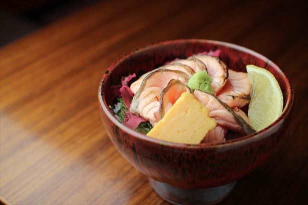 「炙りサーモン丼」(税抜980円)