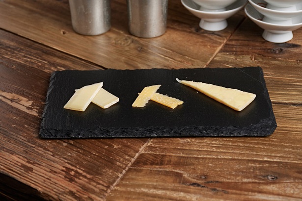 定期的にチーズの内容が変わる「北海道チーズ盛り合わせ」(500円)