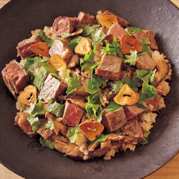 ステーキを混ぜて食べごたえ抜群