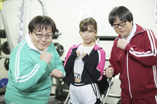 宇野実彩子(AAA、中)は、六角精児(右)とタイムマシーン3号の関太(左)と恋の三角関係に(!?)