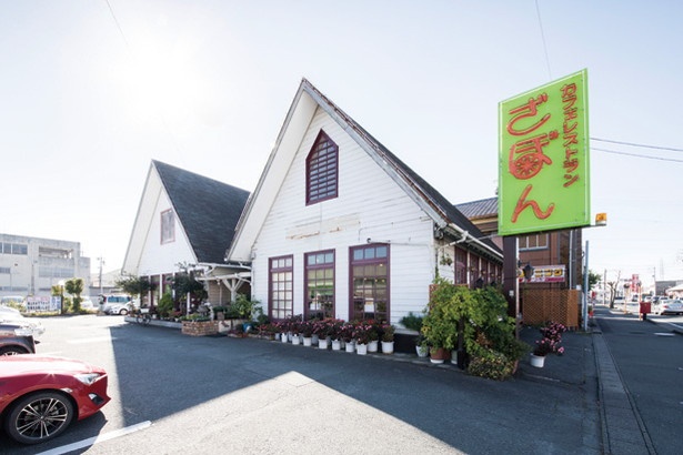 懐かしさを感じさせるロッジ風の建屋2棟が店舗/カフェレストラン ざぼん(静岡県静岡市)