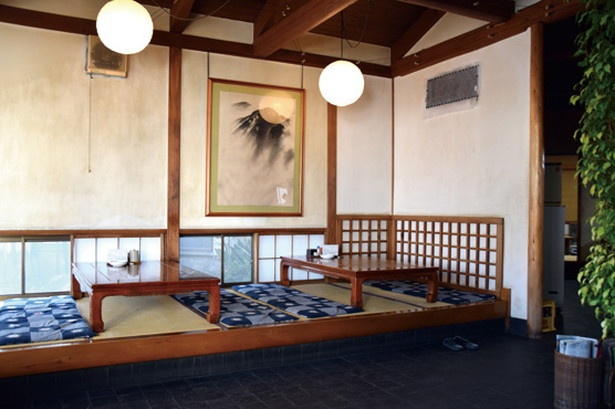 広々とした座敷は大人数でも入りやすい。店内の照明も和風だ/ とんかつ 五郎十(静岡県浜松市)