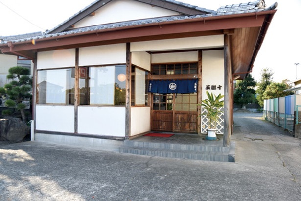 趣のある和風のたたずまい。店の歴史も感じられる/ とんかつ 五郎十(静岡県浜松市)