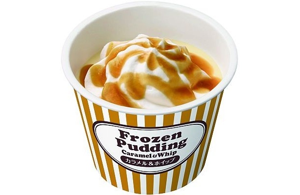 ｢フローズンプリン　カラメル＆ホイップ」｣(200円)。カラメルシロップが染みこんだスポンジに、カスタード風味のホイップクリームを重ねてカラメルソースをかけたフローズンデザート
