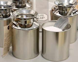 プロ仕様すぎる！　クリーニング店が手掛ける「ミルク缶入り洗剤」とは