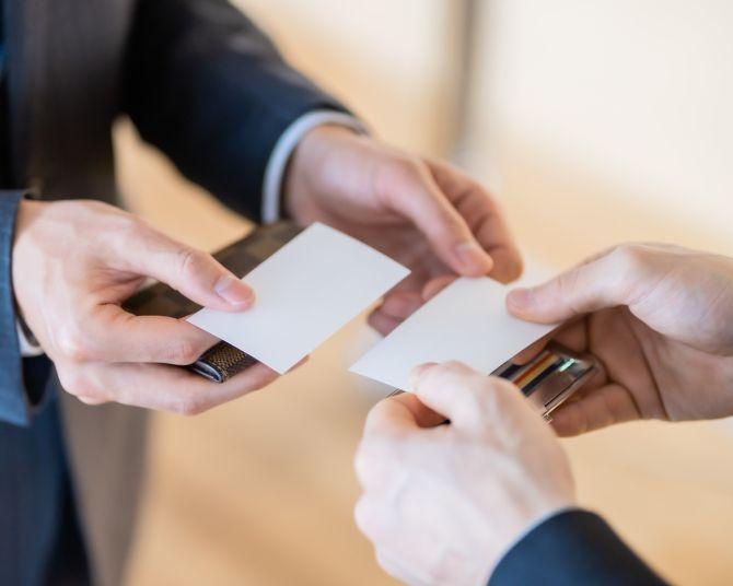 【ビジネスマナー】新社会人必見！名刺はまるで相手の「分身」？いまさら聞けない「名刺交換」の基本をチェックしよう