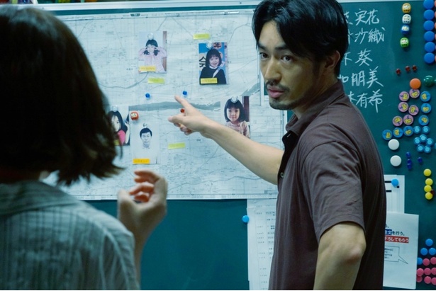 聞き込みをしていると、ある男の名前が浮上する!