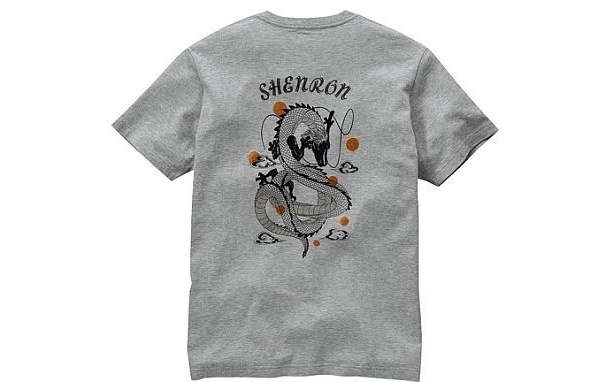 バックプリントにシェンロンが描かれた｢ドラゴンボール｣のTシャツ。カラーは写真のグレーのみ