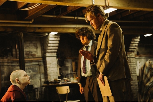 地下室へ監禁されてしまうミシェル。脱出すべくテディたちとの交渉を試みる