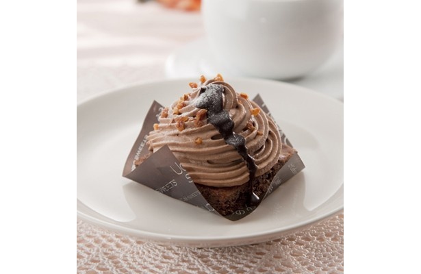 土台のチョコブラウニーとの相性もバツグンの「ショコラケーキ」(230円)