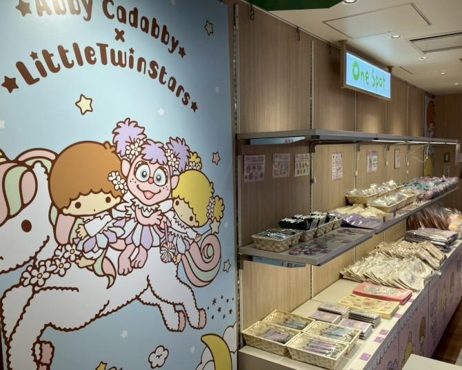 東京駅でアビー×キキ＆ララコラボPOP-UPが開催中！“ゆめかわ”マスコットや70年代レトロな描き下ろしグッズが勢ぞろい