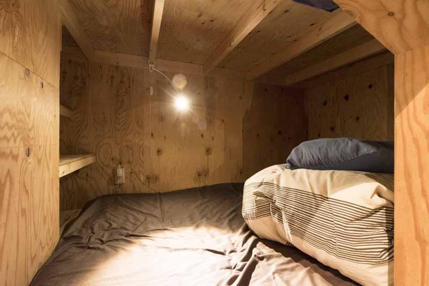 ダブル幅の空間に、荷物を置ける棚を設けたオリジナル設計のベッド