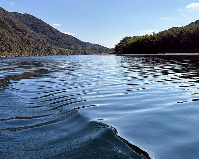【高知観光】「四万十川 屋形舟 さこや」で清流を間近に感じられる屋形舟体験！沈下橋をくぐる約50分の絶景船旅をレポート