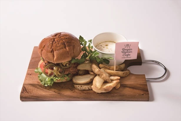 ハラペーニョとチリコンカンソースを使用した辛みのあるハンバーガー「Begin Again HOT バーガー (1390円)」
