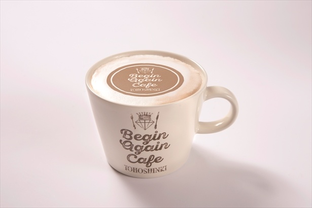 Begin Again Cafeオリジナルロゴを乗せたホットラテ「Begin Again Latte (690円)」