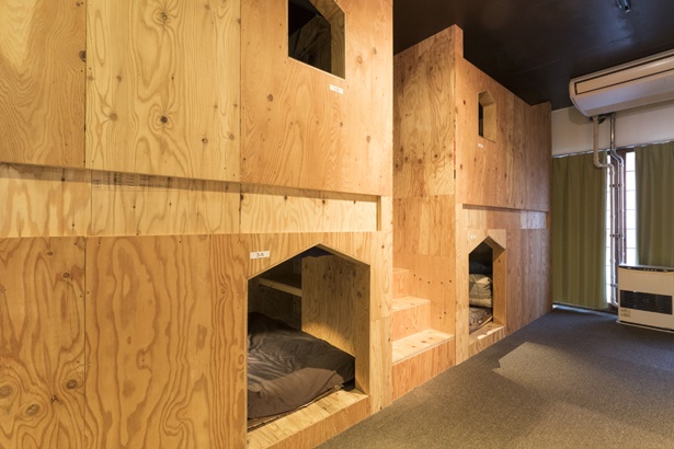 SOCIAL HOSTEL365(ソーシャルホステルさんろくご)のカプセルホテル風に仕切られたドミトリー