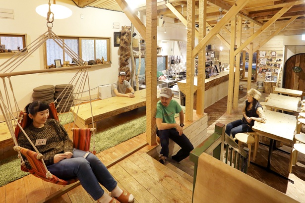 扉を開けると、そこはまるで山小屋のような空間。SappoLodge（サッポロッジ）の1Fバースペース
