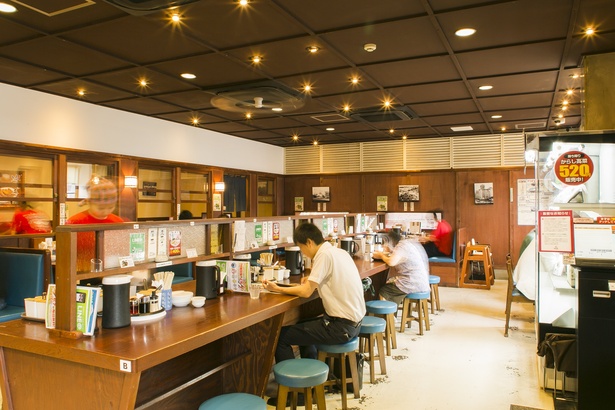 店内にはカウンター、テーブル、座敷を備える