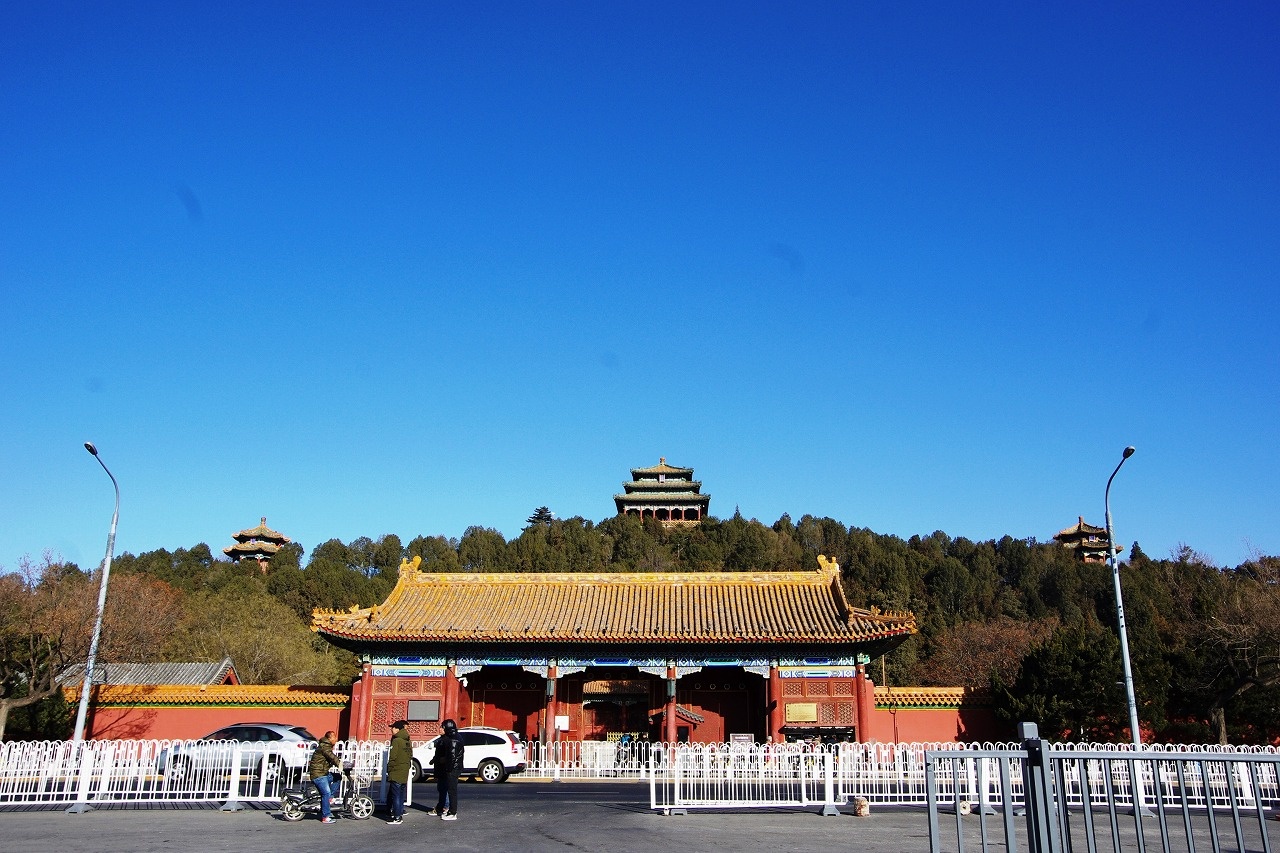 奥に見えるのが観光名所である景山公園。北京の街が一望できるスポットだ
