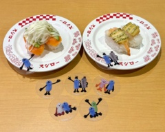 パペットスンスンコラボ限定クリアピック付き サーモンアボカド(左：250円～)とパペットスンスンコラボ限定クリアピック付き えびと蒸し帆立のバジルマヨチーズ炙り(右：250円～)