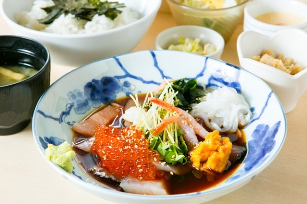 	季節ごとにネタが変わる｢特上海鮮丼｣(1300円)。8:00〜14:00の時間帯は1050円になり、さらにお得！