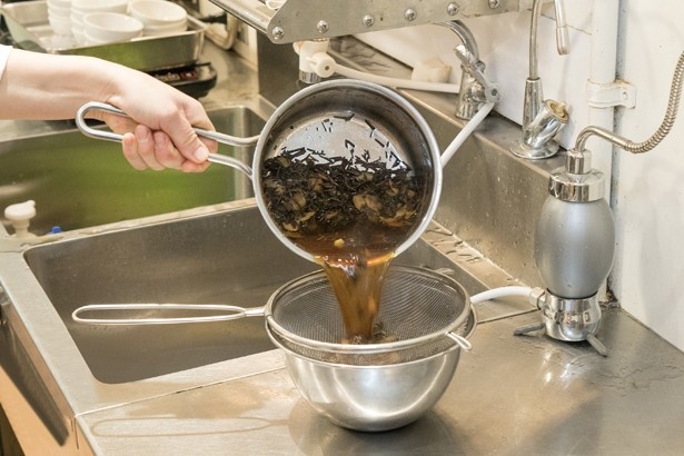 煮込んだ湯をこすことで、不純物を排除。濃度の高いほうじ茶が完成する