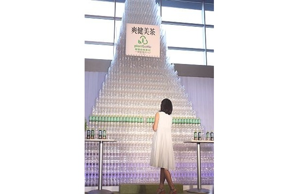 【写真】巨大なペットボトルツリーに驚く宮崎あおいさん