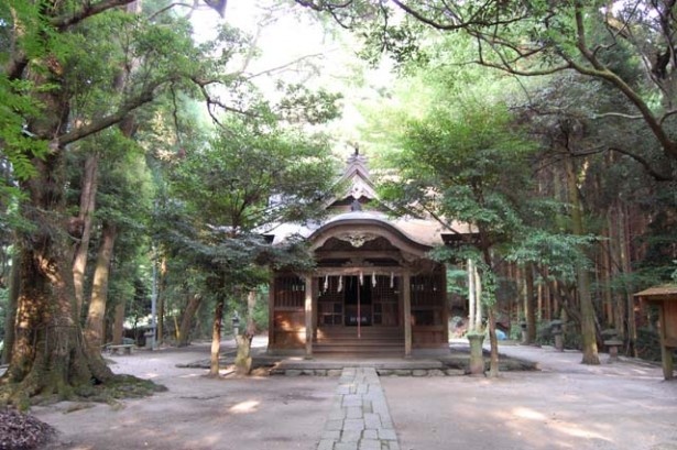 ｢垂裕神社｣へは、黒門から続く石段を登っていく。秋月藩祖・長興公らを奉祀