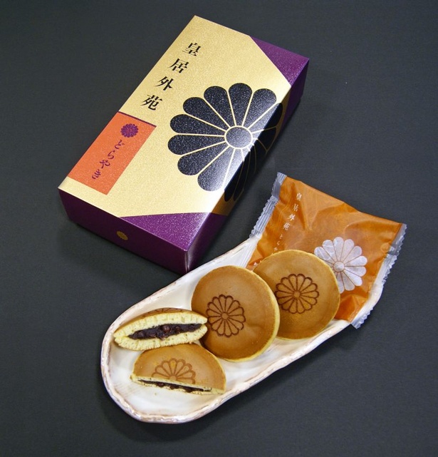東京土産に最適！生地に菊文様を焼印された「皇居外苑 どらやき」(4個入り 1296円、8個入り 2592円)