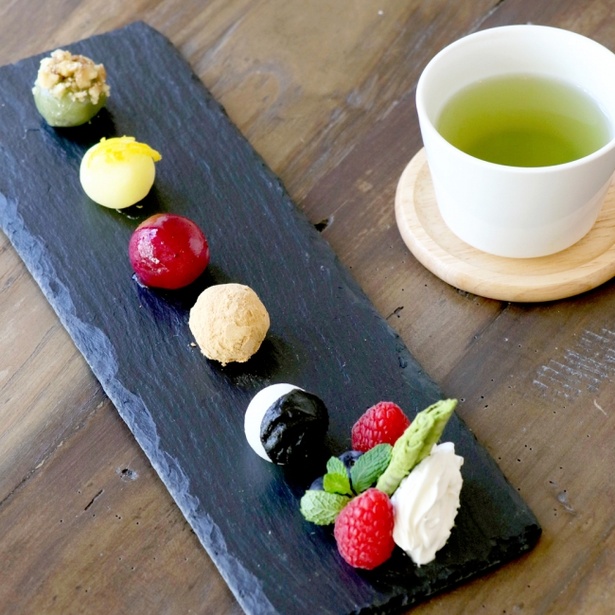 1日20食限定の「BOTANICAL RICE CAKE」は、目にも楽しい5色のお餅デザートでミニ緑茶がついている