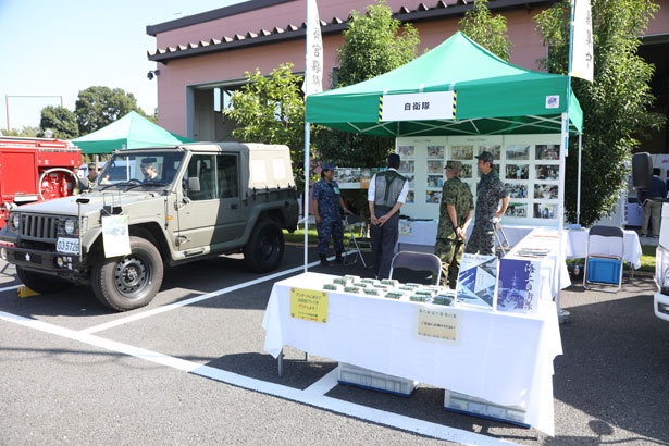 自衛隊による車両展示の様子