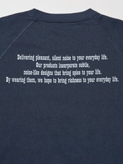 ホワイトとネイビーの2色は背面にも英字のメッセージプリント付き