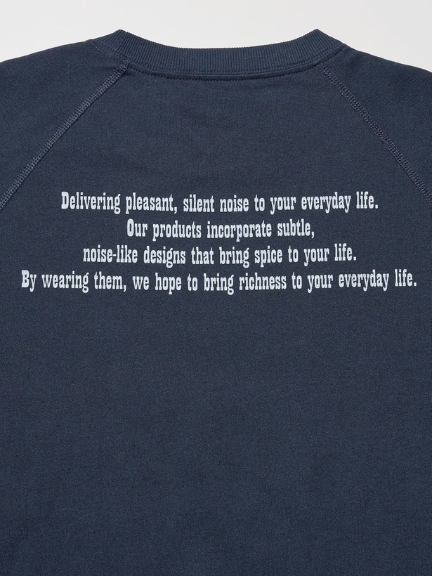 ホワイトとネイビーの2色は背面にも英字のメッセージプリント付き