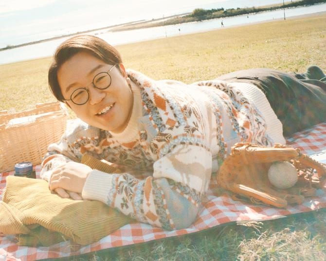 “檜原先生”の日々をご機嫌に過ごす生き方がギュギュッと&こちらまで笑顔になるお散歩グラビアにも注目「この本が(物理的に)あなたの命を守るやろう！」