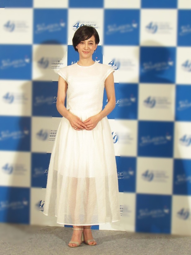 【写真を見る】真っ白なワンピース姿の滝川クリステル