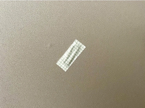 マスキングテープで壁にクリップを貼り付ける（▶次へ）