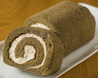 実力派パティスリーとコラボした珍しいほうじ茶のロールケーキを発見！ 