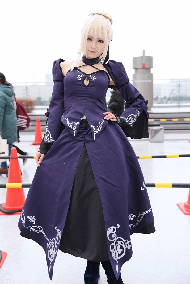 「Fate/Grand Order」のセイバーオルタに扮する南楓さん