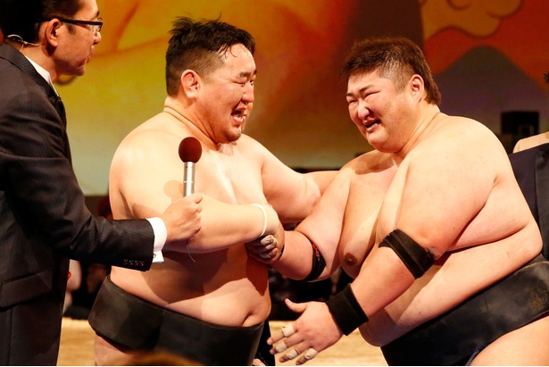 【写真を見る】激しい闘いの後はにっこり笑顔で握手を交わす