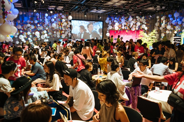 【写真を見る】3日間でのべ300名の占い師が集結。一堂に会して占う光景は圧巻！(写真は過去の様子)
