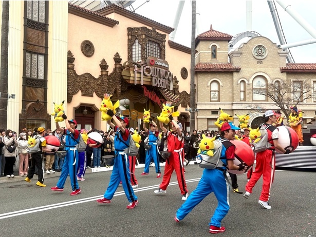 抱っこやおんぶをされるリアルサイズのピカチュウが愛らしい