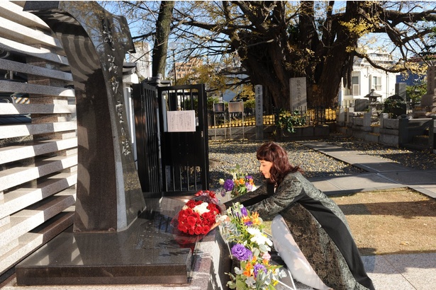 越路がこよなく愛したバラの花束をそなえて手を合わせる大地