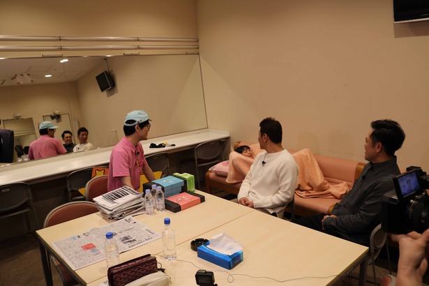 【写真を見る】アンゴラ村長の寝顔に、くりぃむしちゅーもうっとり!?