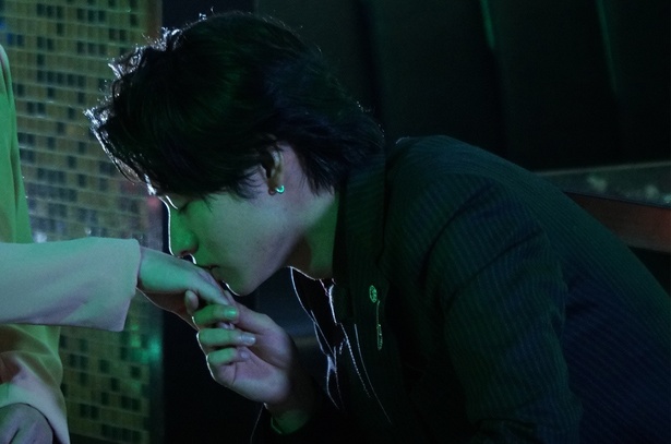 【写真を見る】旺太郎(山崎賢人)がキスで身を滅ぼす!?