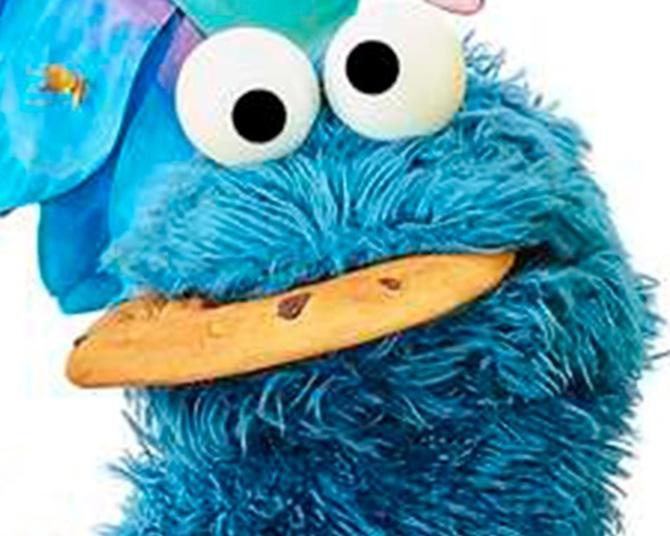 セサミストリートのクッキーモンスターを深掘り！食いしん坊なだけじゃない？“青いモンスター”の意外な素顔