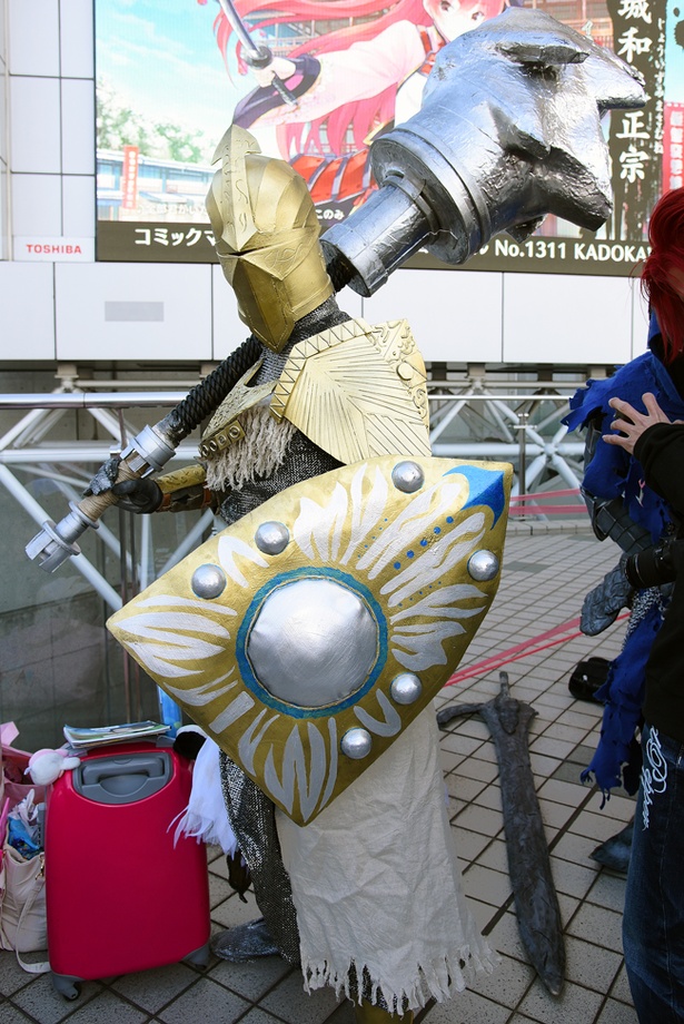 「DARK SOULS」の聖騎士リロイに扮する冬コミの焼肉さん